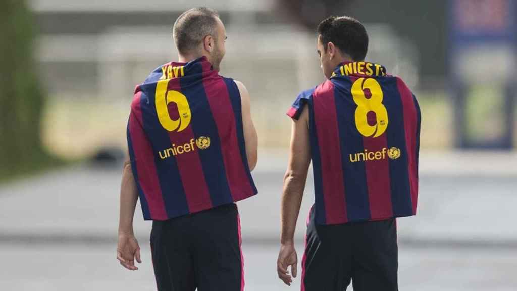 Andrés Iniesta y Xavi Hernández intercambian sus dorsales / ARCHIVO