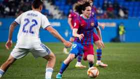 Fabio Blanco, perla del Barça B, en una jugada contra el Real Madrid Castilla / FCB