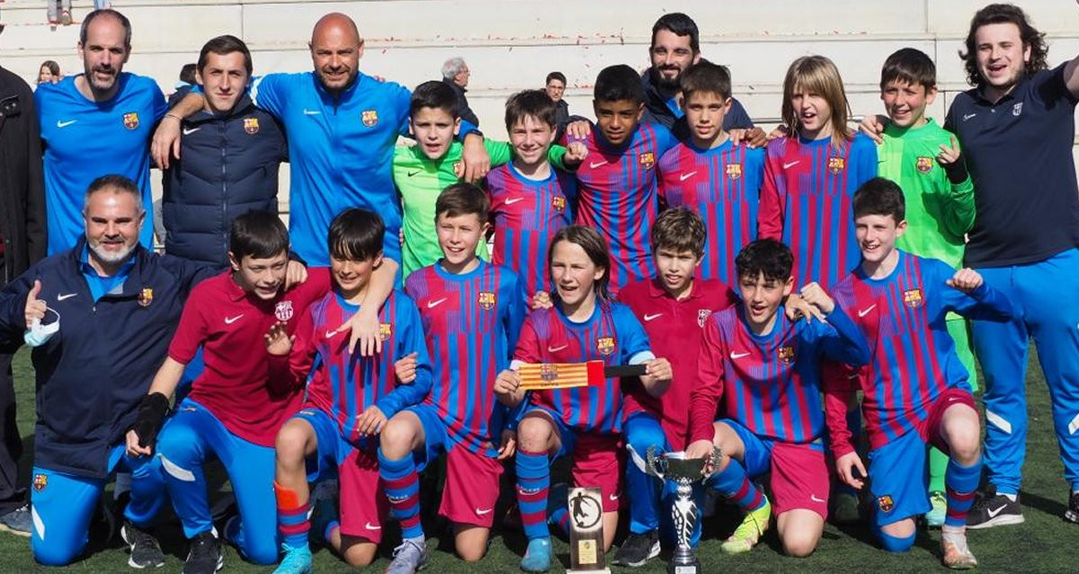 Hugo Garcés, perla del Alevín A, sujetando el brazelete de capitán tras ganar el Torneo Solidario de Sant Cugat / FCB