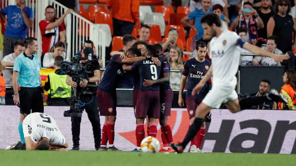 Los futbolistas del Arsenal celebran el cuarto gol ante el Valencia / EFE