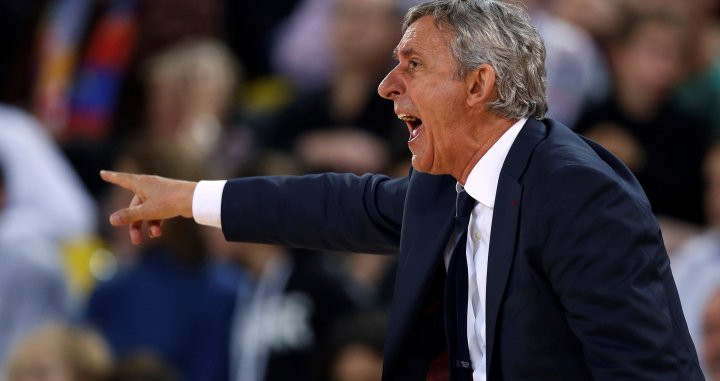 Pesic da órdenes a sus hombres durante el Barça Lassa-Real Madrid / EFE