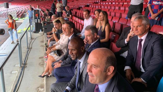 Òscar Grau, Abidal, Pep Segura, Ramon Planes (primera fila) y Javier Bordas (arriba) en la presentación de Griezmann / CULEMANIA