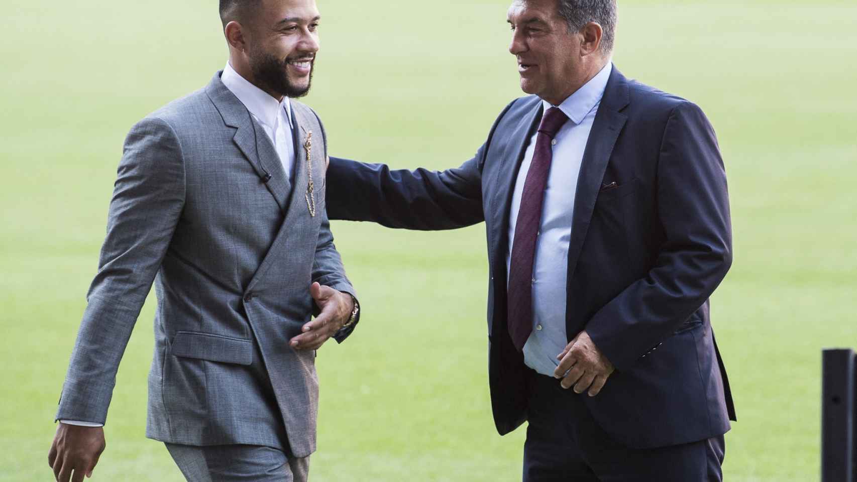 Joan Laporta y Memphis Depay en la presentación del neerlandés en el Barça / FCB