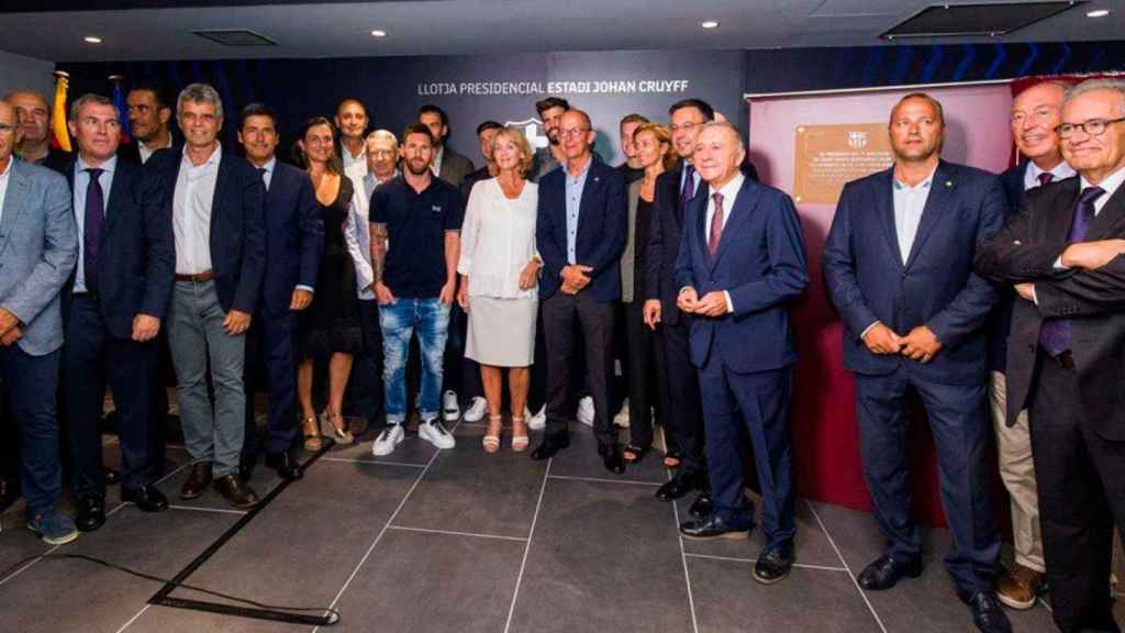 La junta directiva del Barça posa con Messi, Piqué, Busquets, Roberto, De Jong y la familia Cruyff / FCB