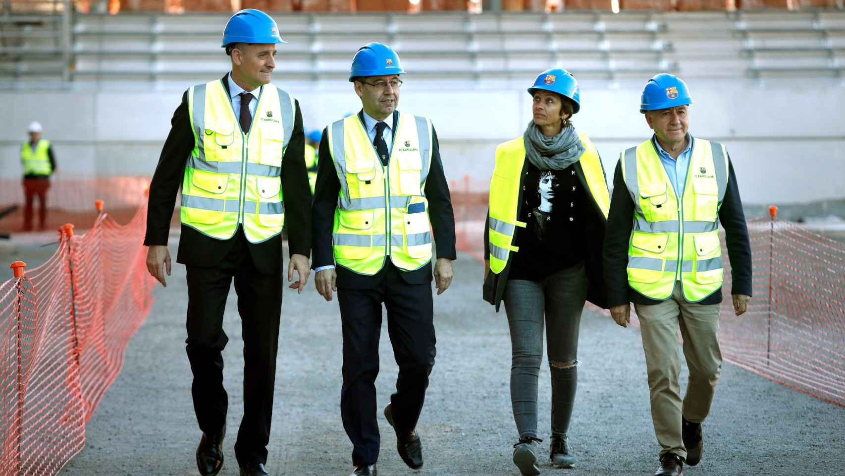 Josep Maria Bartomeu comparte con Jordi Moix y Susila Cruyff la visita a las obras del Estadi Johan Cruyff / CULEMANIA