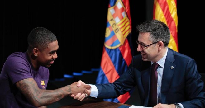 Malcom firma su contrato junto a Bartomeu/ EFE