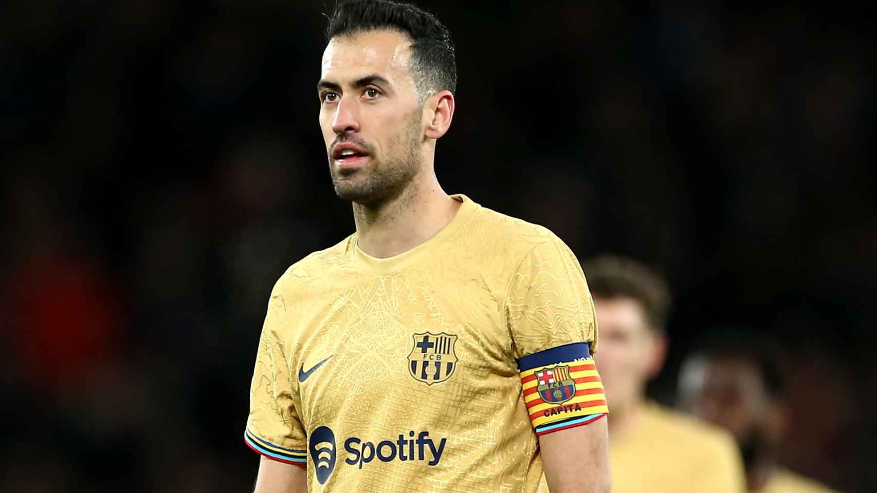 Busquets, tocado tras la eliminación del Barça en Mánchester / EFE