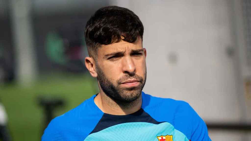 Jordi Alba, con semblante serio, en un entrenamiento del Barça / FCB