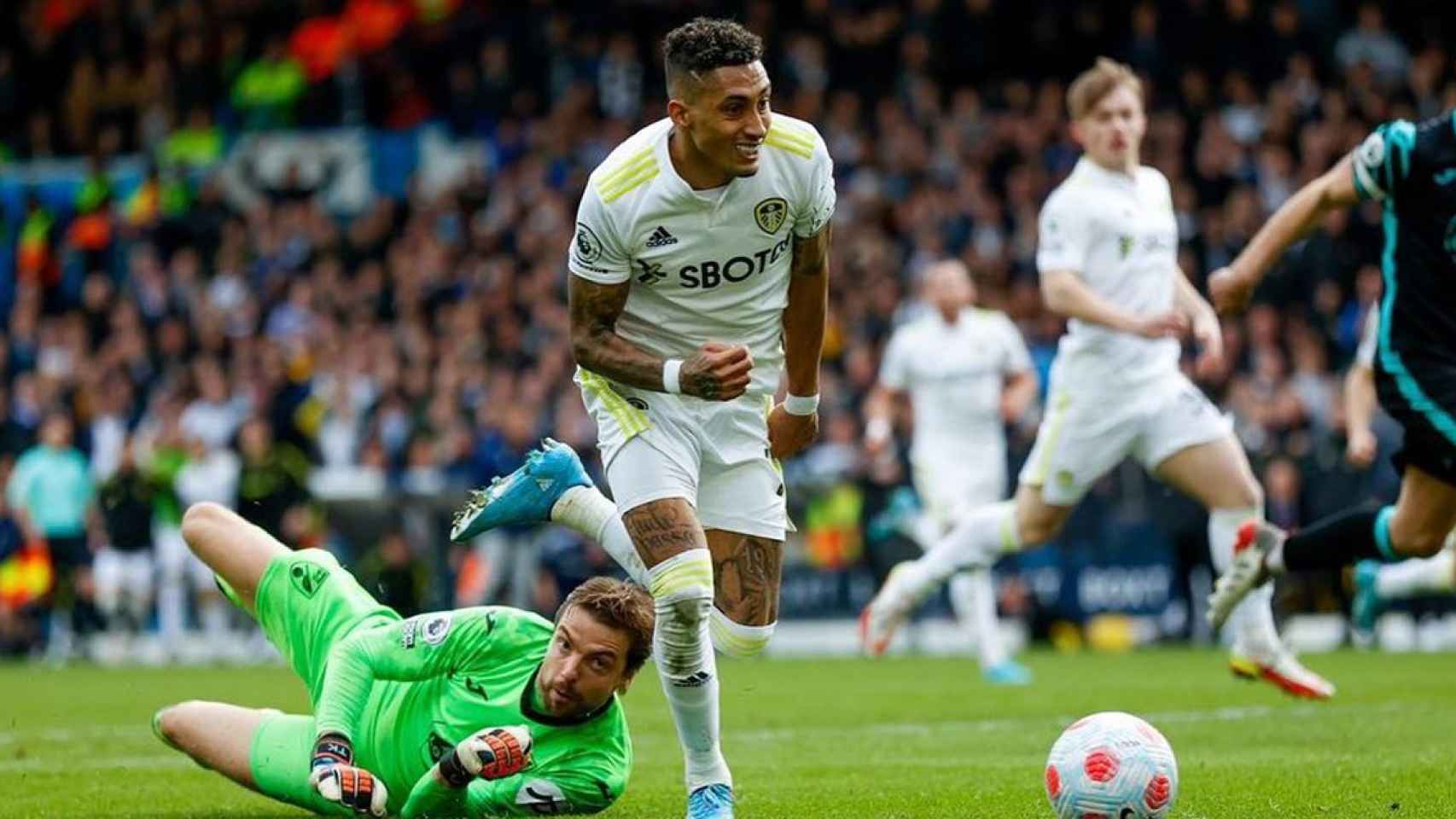 Raphinha, objetivo del Barça, durante un partido con el Leeds United / Redes