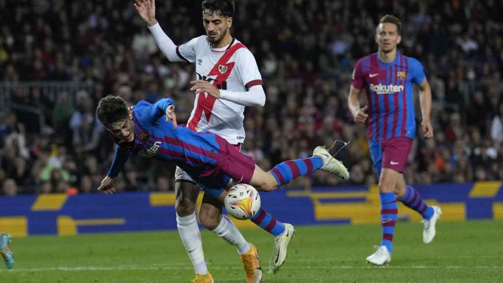 Catena empuja a Gavi en la jugada más polémica del Barça-Rayo / EFE