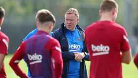 Ronald Koeman, dirigiendo el entrenamiento del Barça / FCB