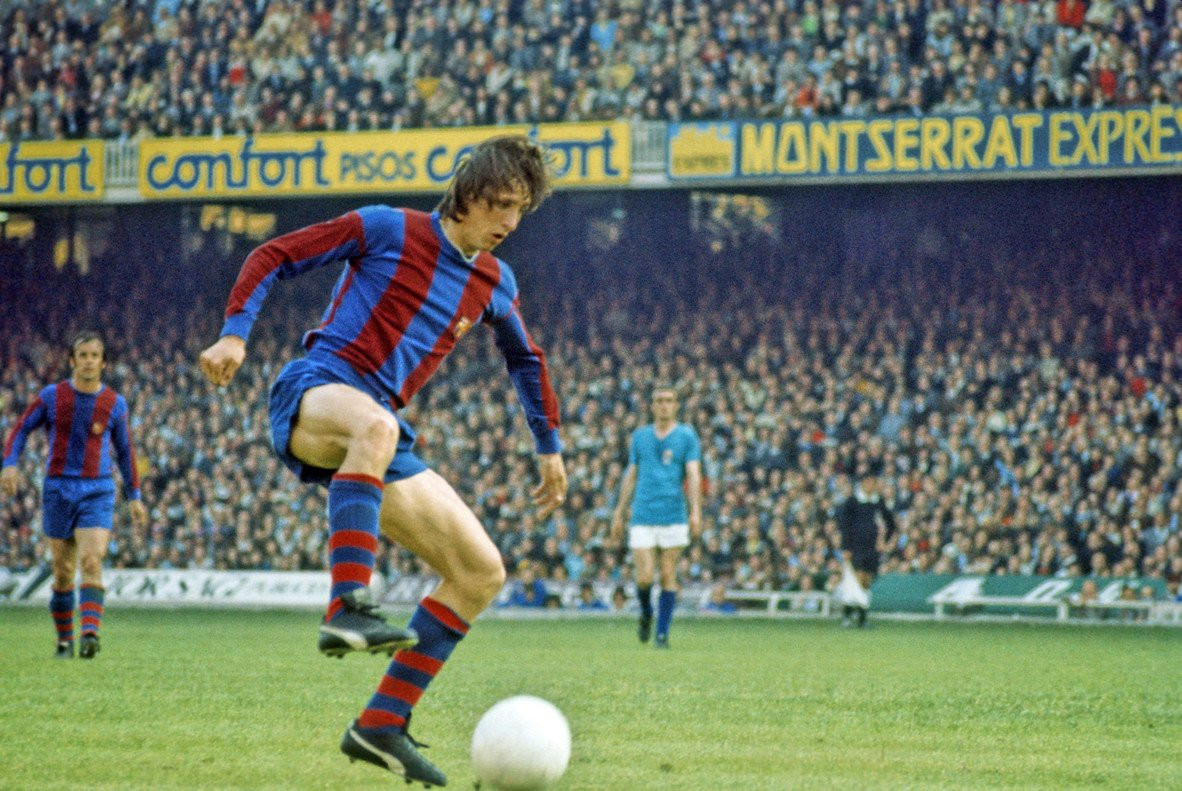 Johan Cruyff, en su etapa como jugador, en un partido en el Camp Nou / EFE