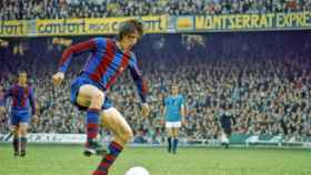Johan Cruyff, en su etapa como jugador, en un partido en el Camp Nou / EFE