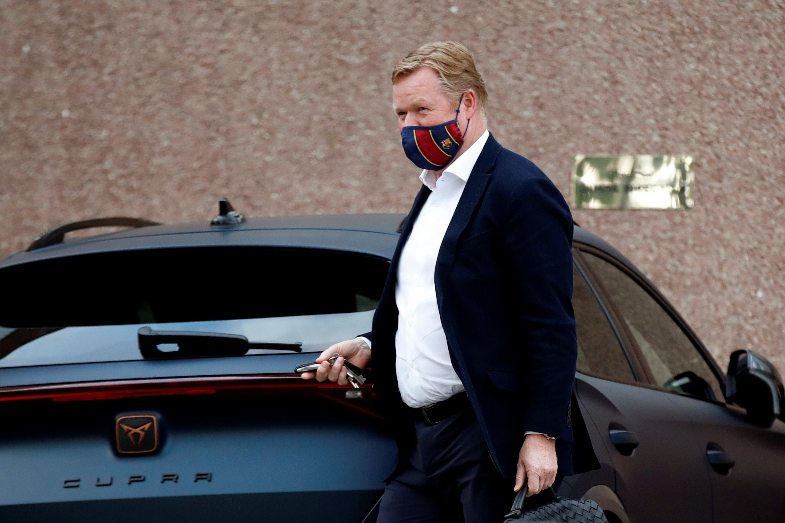 Ronald Koeman, en el parking del Camp Nou, en una imagen de archivo / EFE