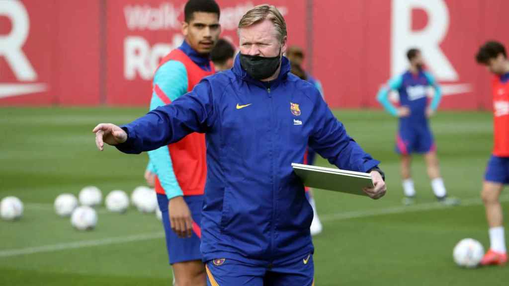 Koeman dirigiendo al Barça en un entrenamiento / FC Barcelona