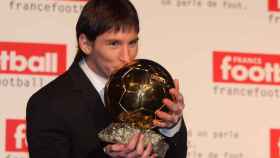 Leo Messi su primer Balón de Oro / EFE