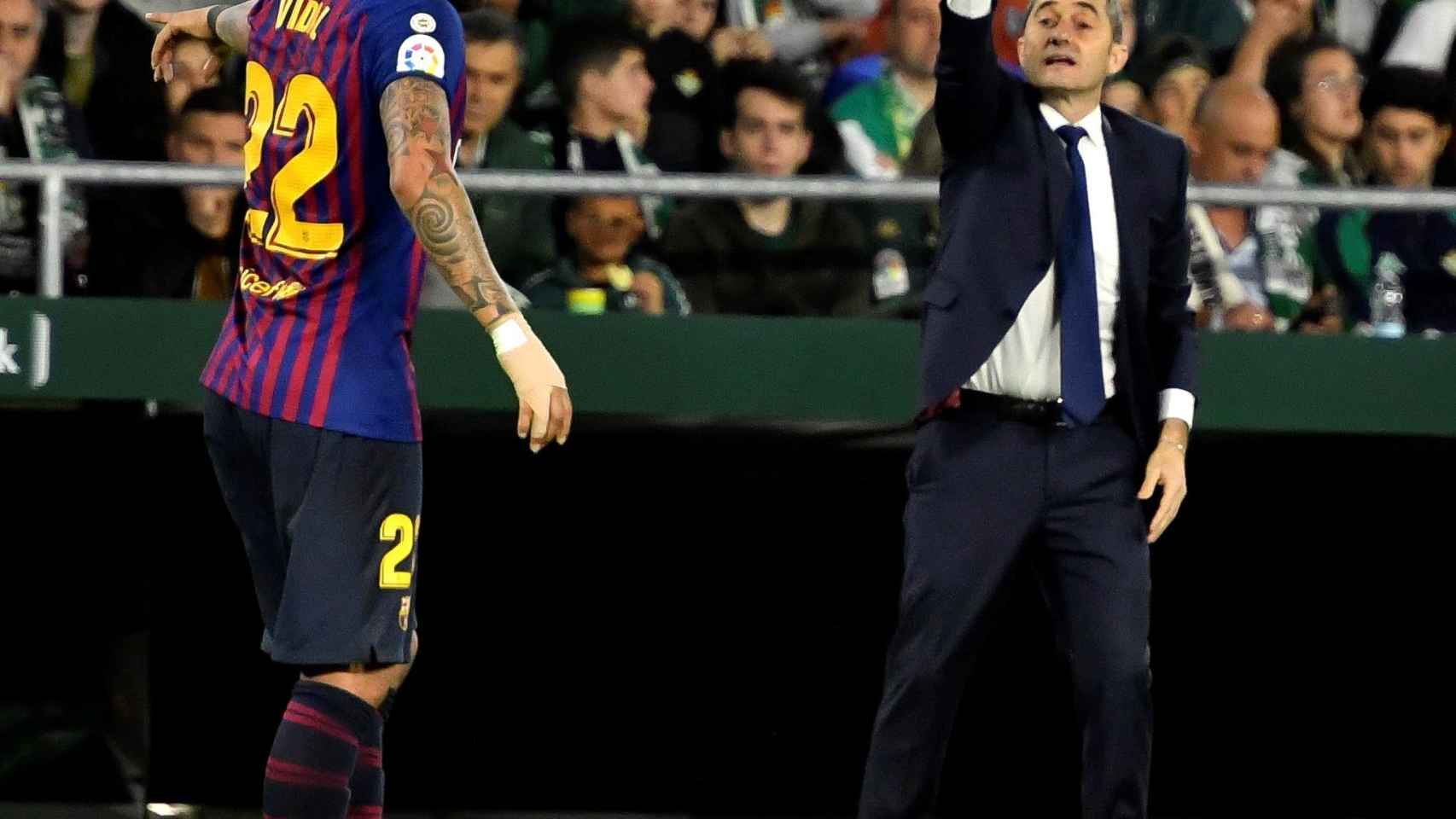 Ernesto Valverde dando órdenes en el Benito Villamarín / EFE