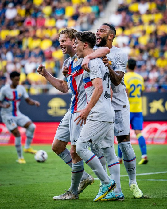 Frenkie de Jong, Gavi y Memphis celebran el primer gol del Barça : FCB