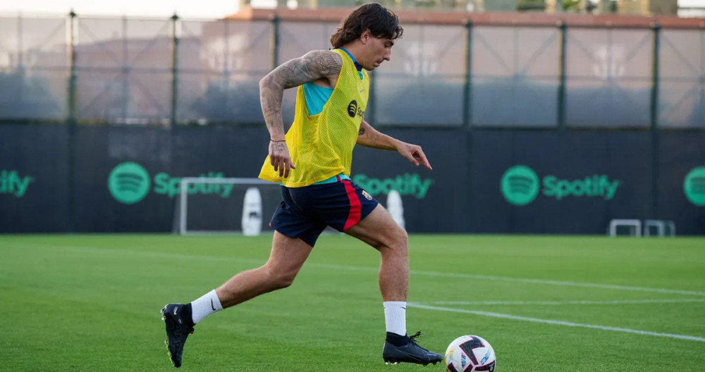 Héctor Bellerín, conduciendo el esférico, en un entrenamiento del Barça / FCB