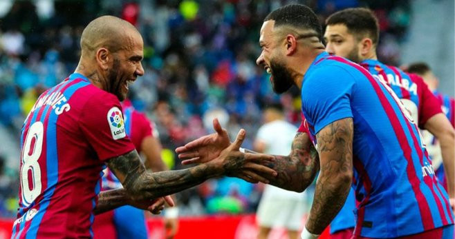 Dani Alves y Memphis Depay, celebrando el gol ante el Elche / FCB