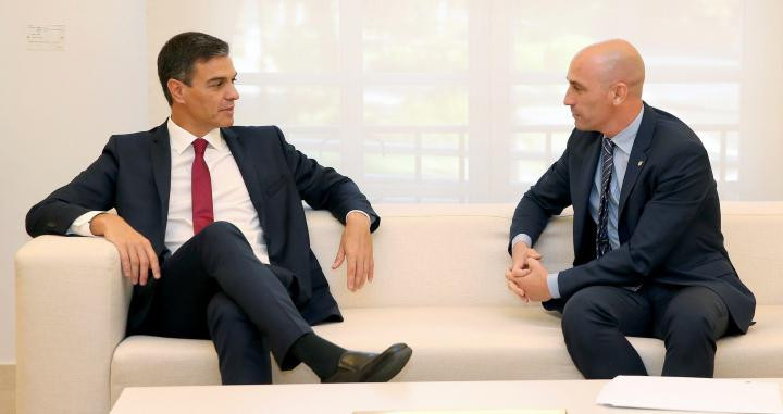 Pedro Sánchez, durante su encuentro de este miércoles con Luis Rubiales, presidente de la RFEF / EFE