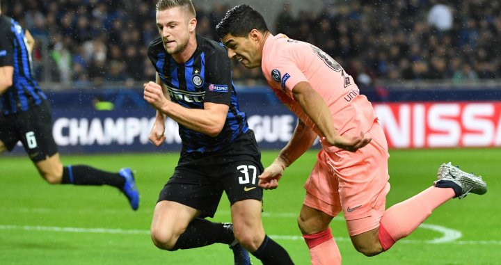 Luis Suárez disputa un balón en el partido contra el Inter / EFE