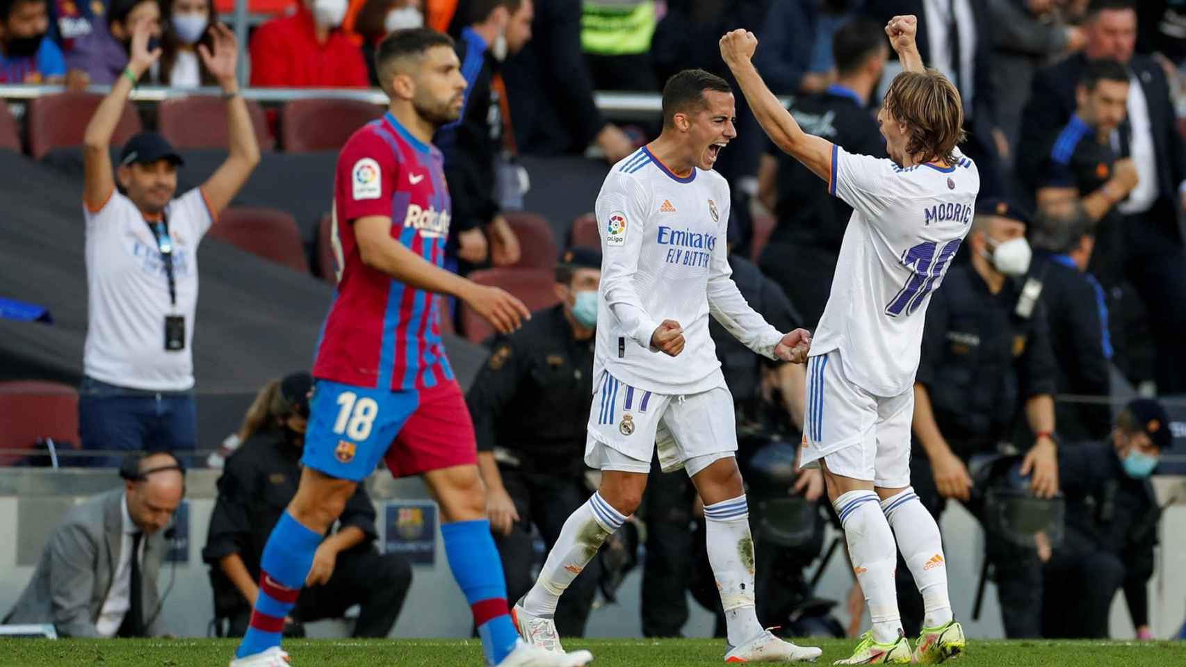 Modric felicita a Lucas Vázquez tras marcar el segundo gol del Real Madrid en el clásico / EFE