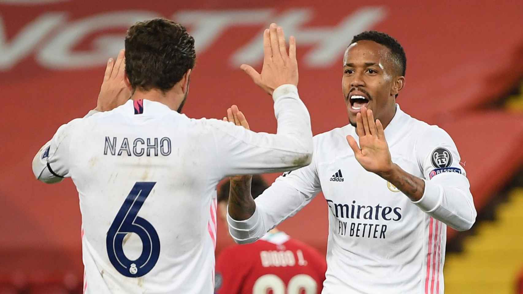 Nacho y Militao en Anfield / EFE