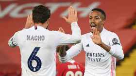 Nacho y Militao en Anfield / EFE