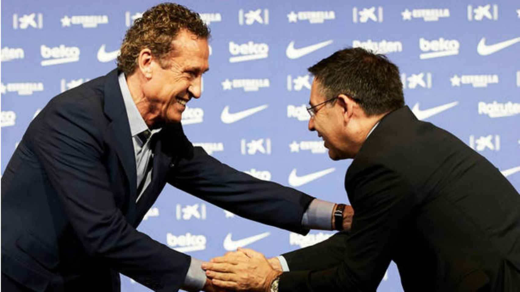 Valdano se saluda con Josep María Bartomeu | EFE