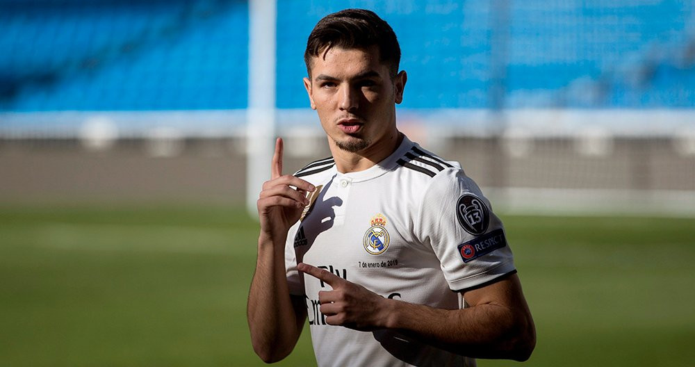 Brahim Díaz, vestido de blanco en el césped del estadio Santiago Bernabéu, durante su presentación como nuevo jugador del Real Madrid / EFE