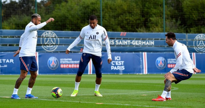 Neymar, Mbappé y Messi en el entrenamiento de los parisinos / PSG