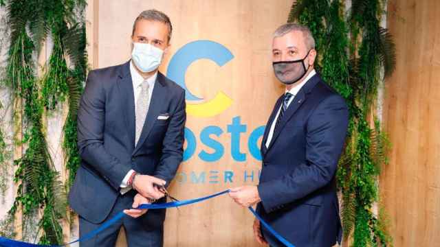 Mario Zanetti (i), presidente de Costa Cruceros, con Jaume Collboni, teniente de alcalde de Barcelona / Cedida