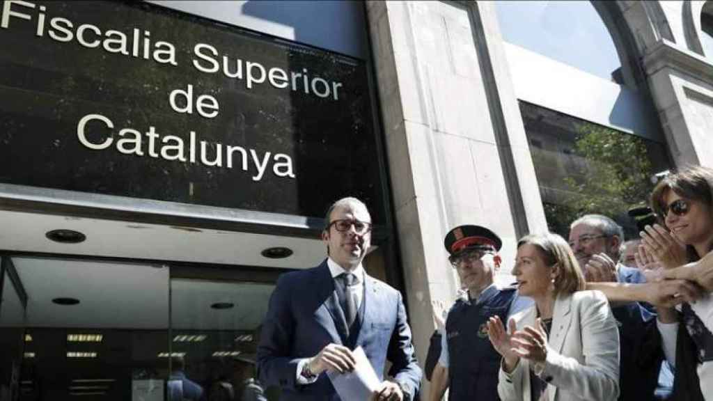 Marc Solsona, aplaudido por Carme Forcadell a la salida de la fiscalía / EFE