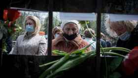 Un grupo de mujeres observa en Odesa, Ucrania un mural de homenaje a los 48 fallecidos en un incendio durante los enfrentamientos entre prorusos y europeístas de 2014 / PABLO MIRANZO - CG