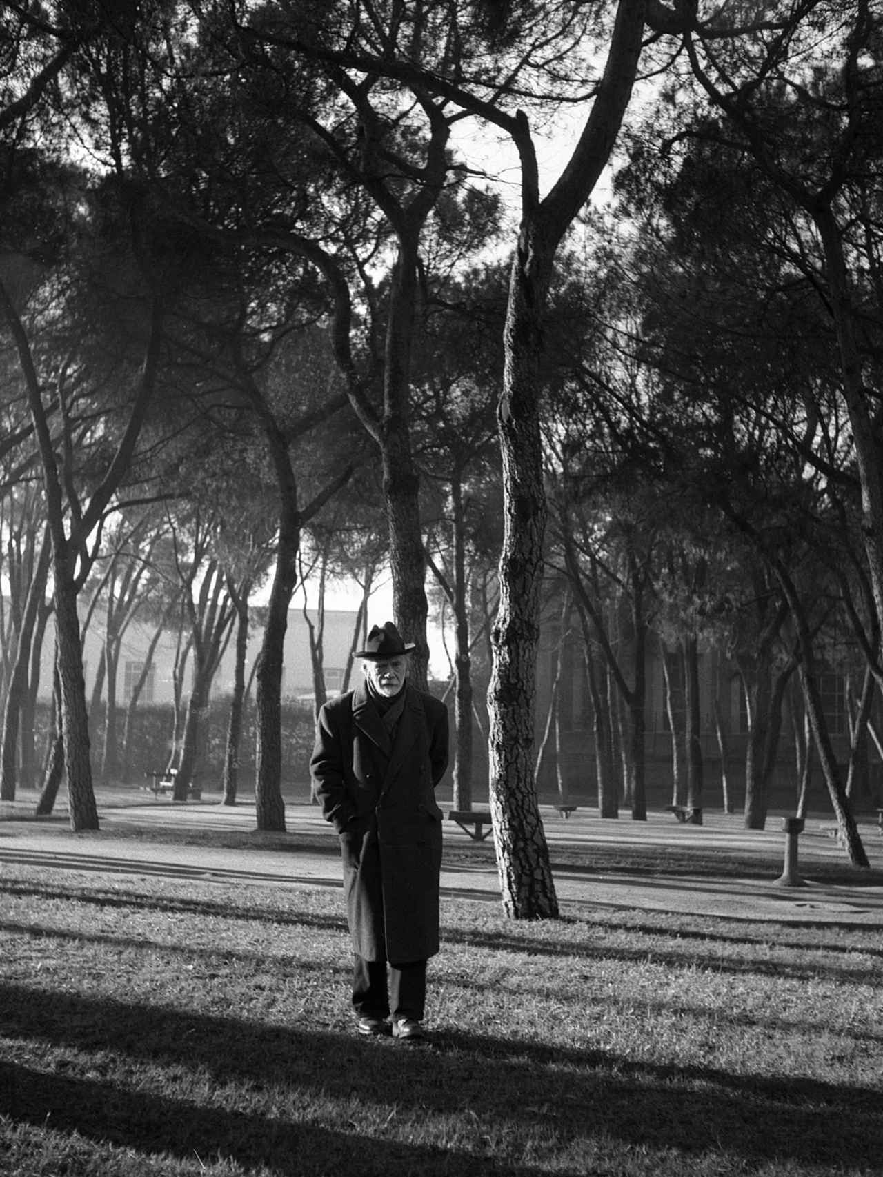El escritor Pío Baroja paseando por el parque del Retiro (1950)