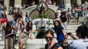 Visitantes en el Parc Güell de Barcelona, una de las principales atracciones para el turismo que llega a la ciudad / EFE