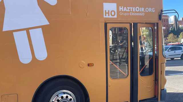 El autobús de Hazte Oír, inmovilizado en la Plaza España de Barcelona el pasado mes de noviembre / EUROPA PRESS