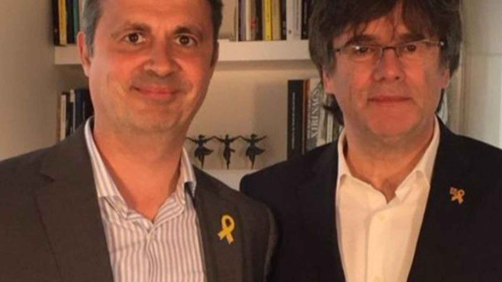 El concejal de Junts y profesor de la UPF Hèctor López Bofill junto al prófugo Carles Puigdemont / CG