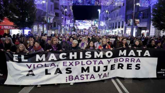 Organizaciones feministas de Madrid han organizado este viernes una manifestación en la capital con motivo del 25N con el lema El machismo mata, viola, explota y borra a las mujeres / EFE - Kiko Huesca