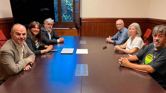 La pta de Junts, Laura Borràs, el secretario gral, Jordi Turull, y el presidente del grupo, Albert Batet, se reúnen con la pta de la ANC, Dolors Feliu; el vicepte, Jordi Pesarrodona, y el secretario de Incidencia Política, Josep Lluís Rodríguez / EUROPA PRESS