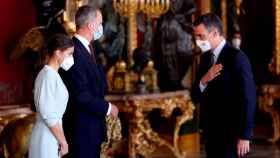 El rey Felipe VI, la reina Letizia y el presidente del Gobierno, Pedro Sánchez, durante la recepción ofrecida en el Palacio Real con motivo de la Fiesta Nacional del 12-O. El líder socialista fue abucheado por un grupo de espectadores en su llegada al des