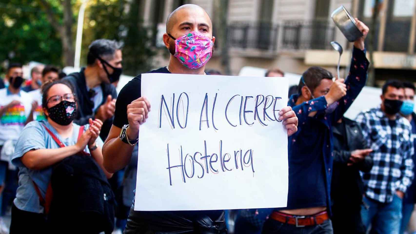 Un restaurador protesta contre el cierre de los bares en Cataluña, un sector que se ha sumado a una macrodemanda millonaria por la mala gestión / CG