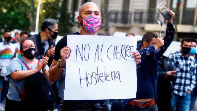 Un restaurador protesta contre el cierre de los bares en Cataluña, un sector que se ha sumado a una macrodemanda millonaria por la mala gestión / CG