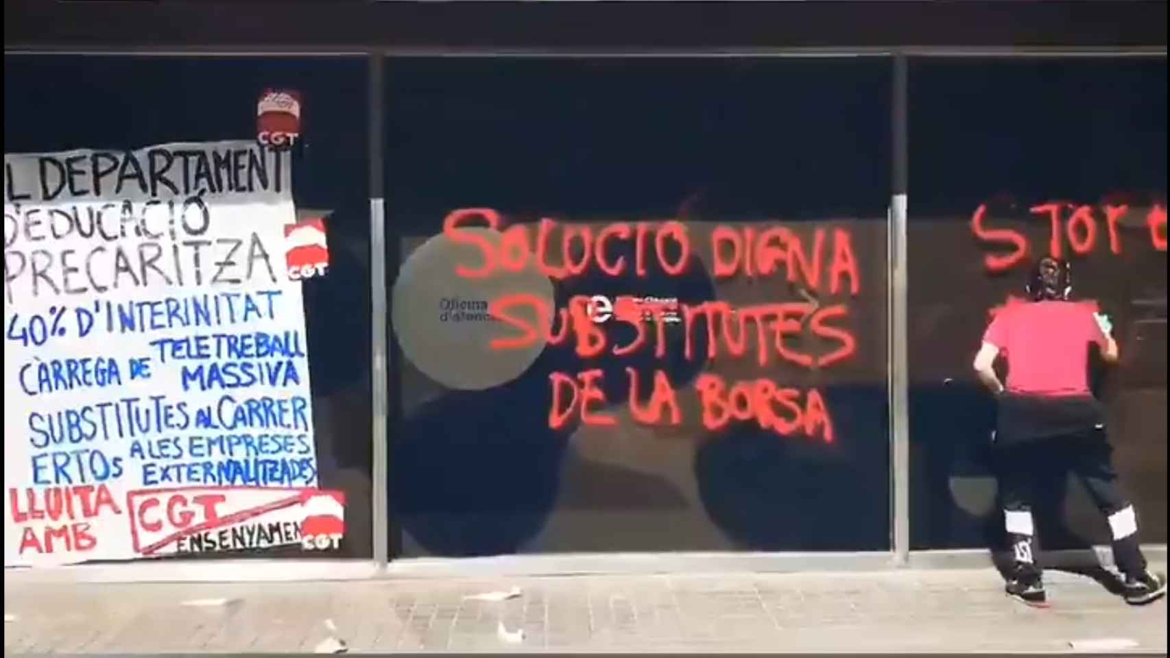 Un sindicalista de la CGT hace una pintada en el Consorcio de Educación de Barcelona / CGT