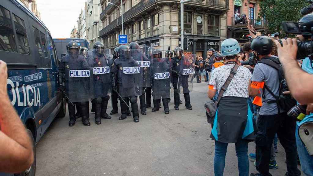 Manifestantes y policías en el entorno de la plaza Urquinaona / EP