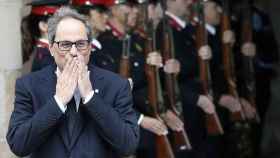 El presidente Quim Torra lanza besos con los Mossos d'Esquadra formando en segundo plano / EFE