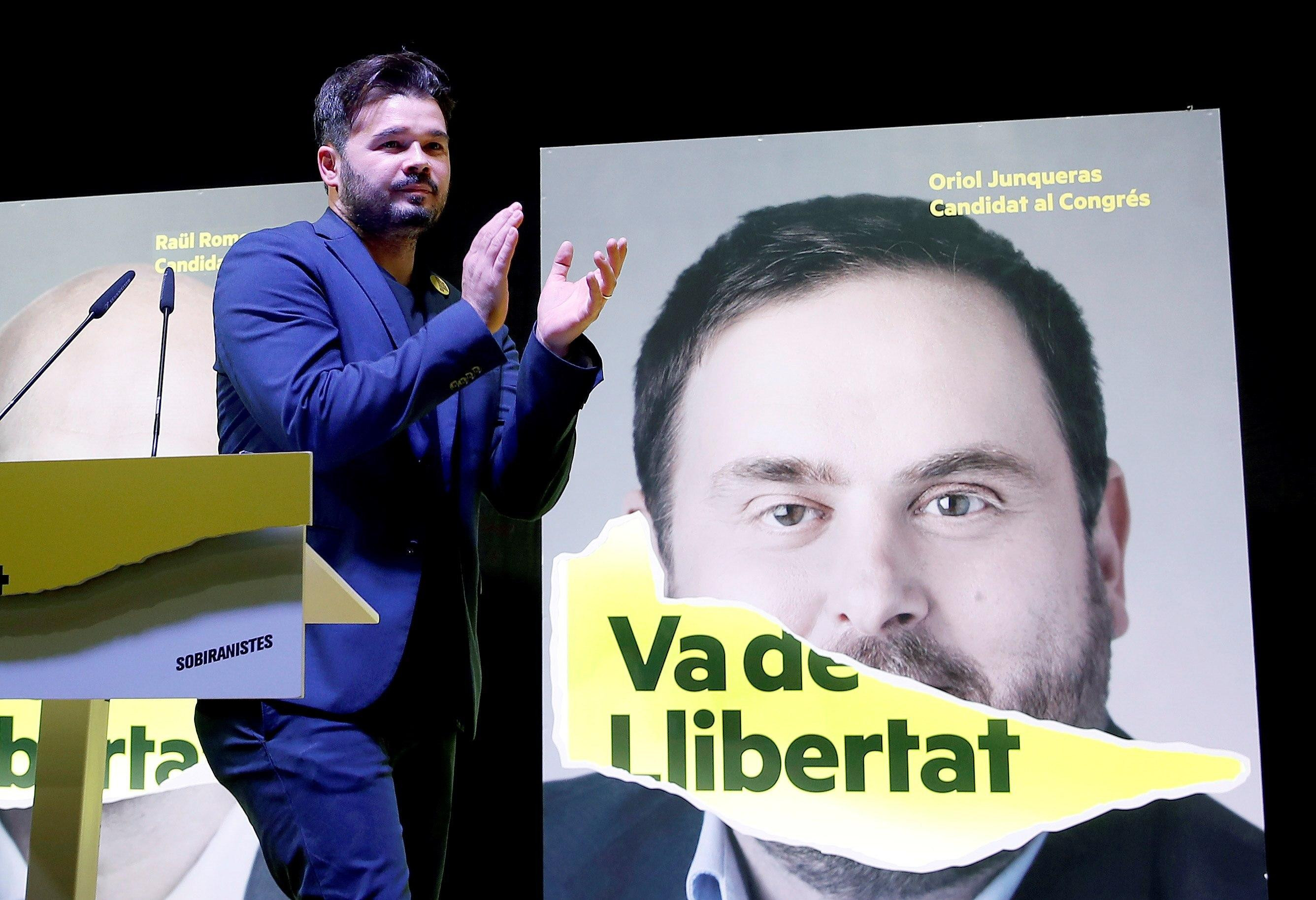 Gabriel Rufián, con el cartel de Oriol Junqueras, la imagen de ERC para las municipales y europeas del 26 de mayo. Imagen de un artículo sobre Rosalía / EFE