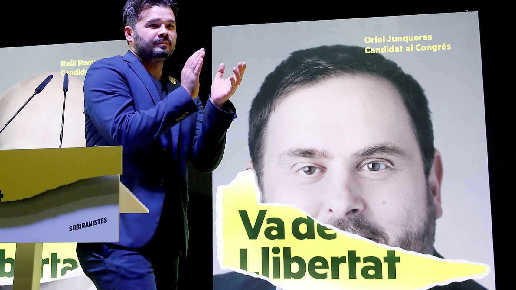 Gabriel Rufián, con el cartel de Oriol Junqueras, la imagen de ERC para las municipales y europeas del 26 de mayo. Imagen de un artículo sobre Rosalía / EFE