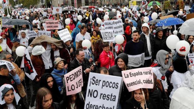 Manifestantes claman contra la España vaciada en Madrid / EFE